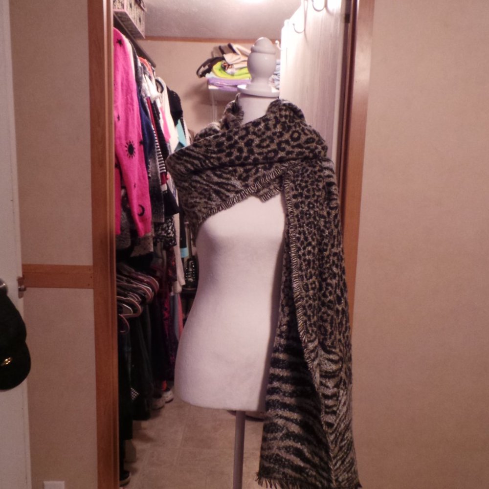 Michael Michael Kors Blanket Scarf/Wrap/Shawl - Picture 8 of 10